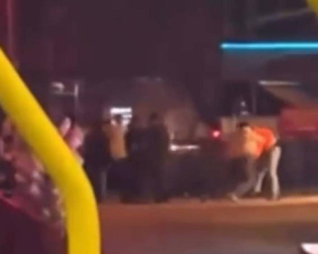 İki grup tekme tokat kavga etti: Zor ayırabildiler! 2